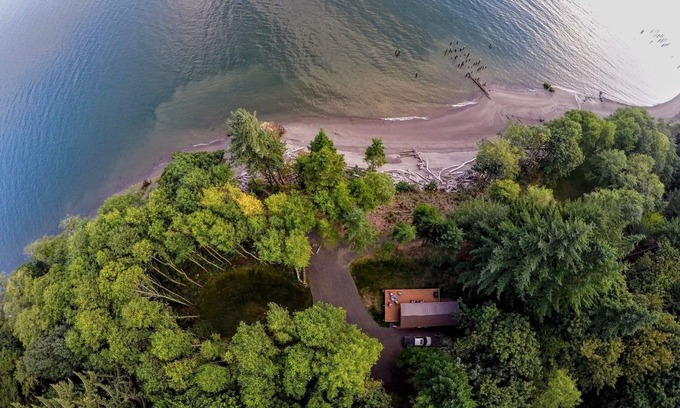 Rosburg Cabina | El Coho Cabin se encuentra en el histórico pueblo pesquero de Pillar Rock.
