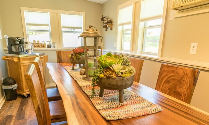 Flippin Cabaña | The Cold River Cottage - Walk to the White River and Park!