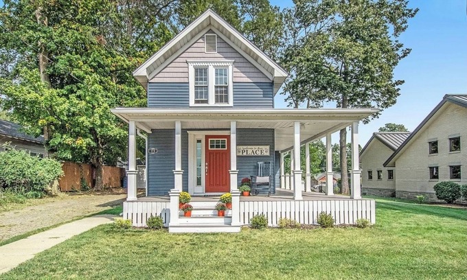 Coloma Casa | The Coloma Cottage - Historic Charm, Modern Amenities Beach Breweries Wineries