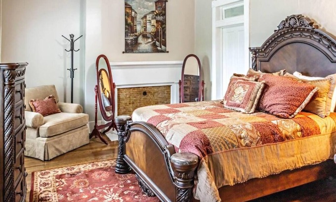 Tazewell Casa | The Colonel May Room