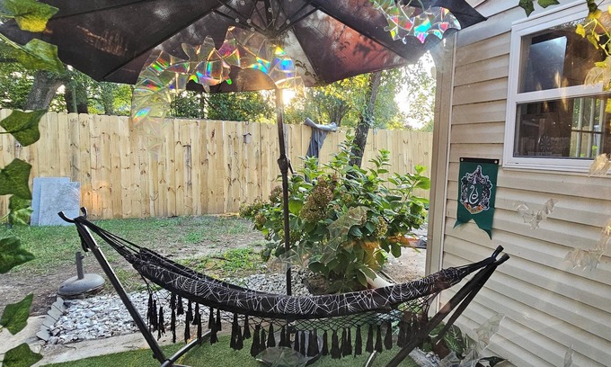 Fayetteville Casa | The Common Room- 1 Room+ full bath in Fayetteville with WiFi, AC, laundry.