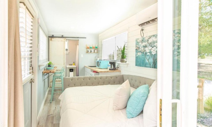 Johnson City Casa | The Container Retreat @ 290 Wine Trail #1 Escape to Hye, TX
