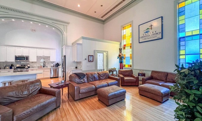 Conway Casa | The Conway Meeting House + Church | 10 BDRM + Pond