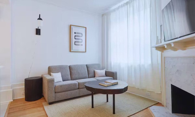 Downtown Montreal Apartamento | The Copenhagen - 3 bedrooms, 1.5 baths Apartment in Downtown Montreal + Parking