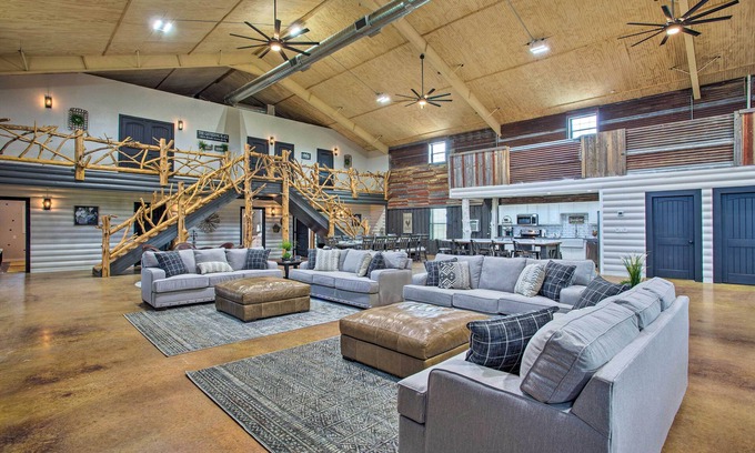 Calera Casa | 'The Copper Roost': Lake Texoma Escape w/ Hot Tub
