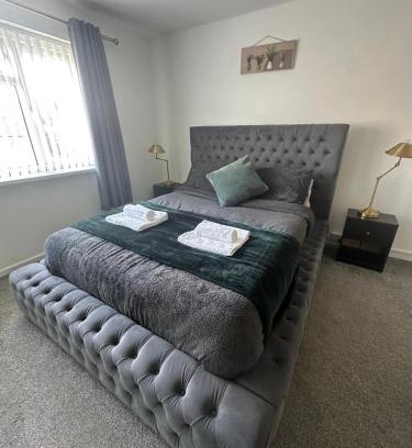 Cyncoed Apartamento | The Coral Suite - 2 Bedroom Apartment with 5G Wi-Fi in Lakeside, Cardiff minutes from Roath Park Lake