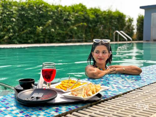 Bail Parao Complejo | The Corbett Grace Resort