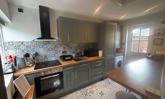 Ozleworth Casa | The Corner Cottage - ideal Cotswold way walk stay / pet friendly
