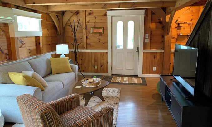 Drewsville Cabaña | The Cortland Cottage-Cozy Post & Beam cottage w/ hot tub in historic Walpole, NH