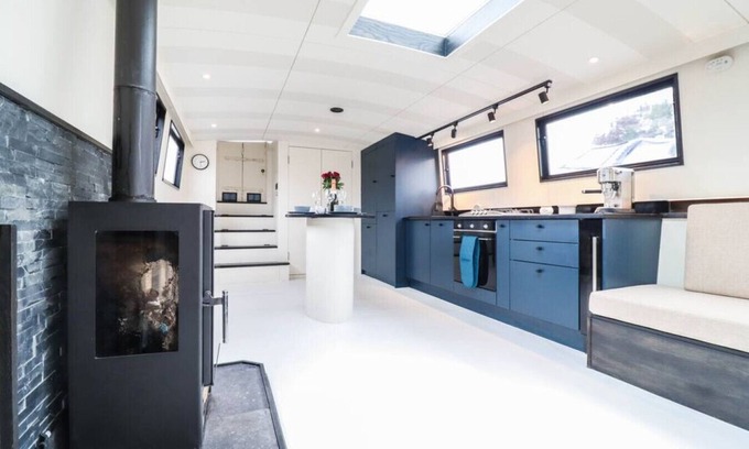 Runnymede Alquiler De Eote | The Cosy Blue Boat - Azure Elegance Afloat