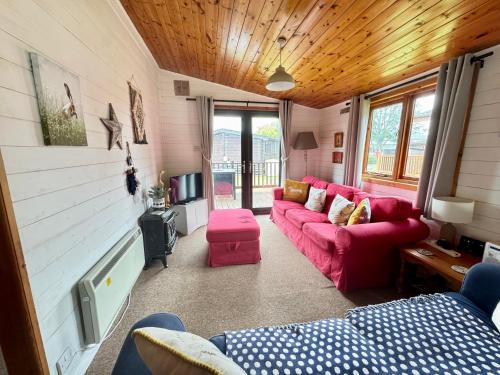 South Cerney Casa | The Cosy Cabin, Dog Friendly, Free Hoburne passes