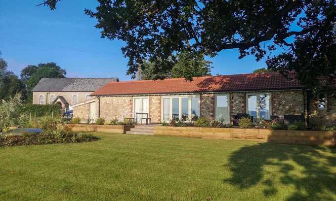 Axminster Cabaña | THE COSY COWSHED, pet friendly, character holiday cottage in Dalwood