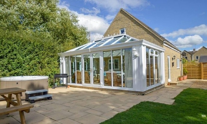 Carterton Casa | The Cotswold Manor Vineyard, bañera de hidromasaje exclusiva, juegos / eventos, graneros, 70 acres de Parkland