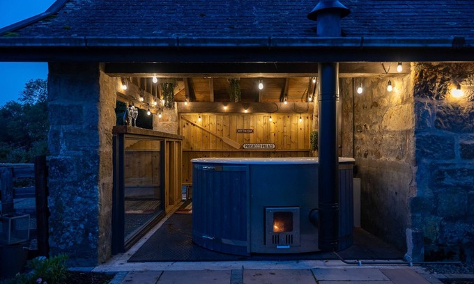 Glasgow Cabaña | The Cottage at Barraston Farm - a cottage that sleeps 10 guests in 4 bedrooms