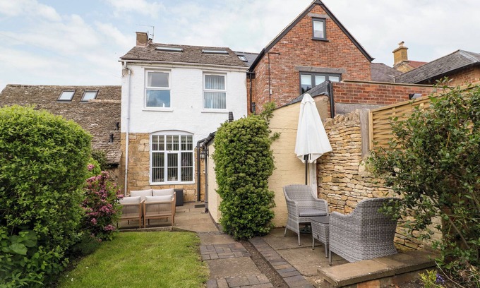 Broadway Cabaña | The Cottage at Broadway