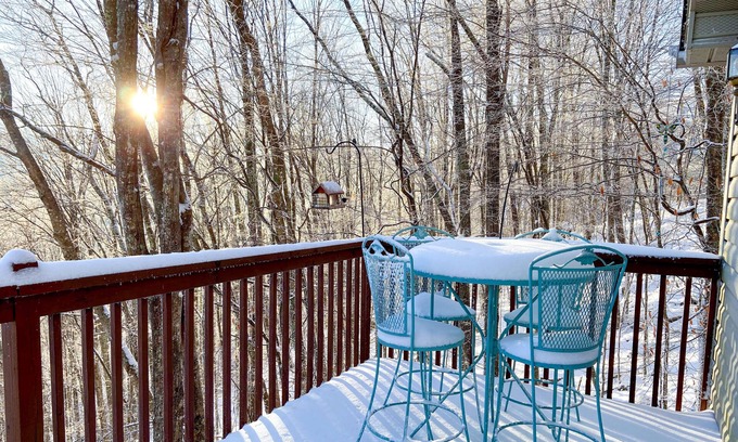 Beech Mountain Cabaña | The Cottage at Coffey-7 min to Skiing, Cozy Fireplace, Expansive Mountain Views
