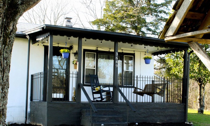 Merriam Woods Cabaña | The Cottage at Willow Hill- Minutes from Branson!