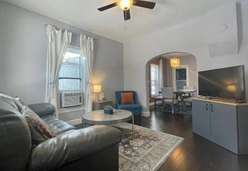 Martinez Park Casa | The Cottage! Chic Bungalow near Old Town Square!