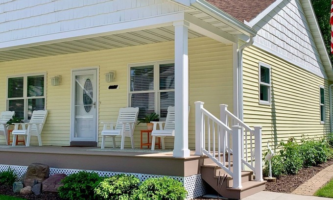 Lake City Casa | The Cottage on Lakeview…Lake Missaukee views…Steps from the beach!