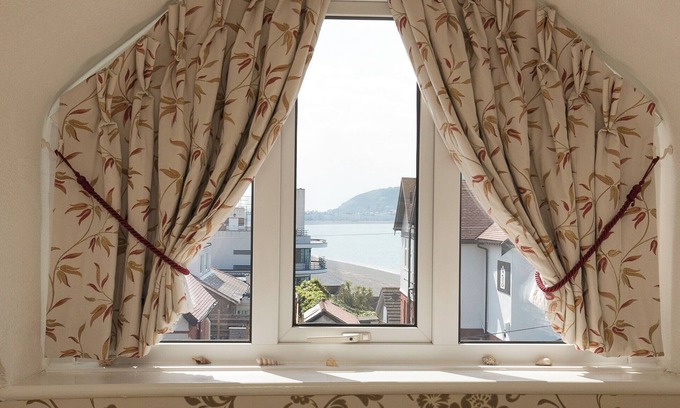 Llandudno Casa | The Cottage on the Beach - Sleeps 7 - Large Garden