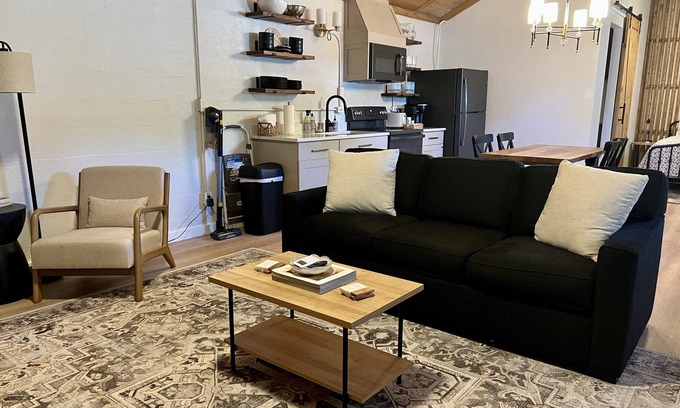 Ingram Casa | The Cottage on the Loop, 1BR/1BA, Sleeps 4