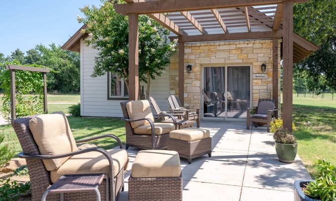Garvin County Cabina | The Cottage - open floor plan. 2 queen beds + twin bunkbeds