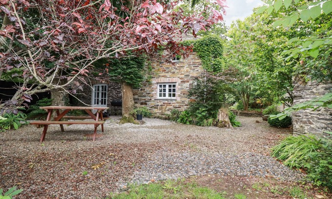 Saint Kew Casa | THE COTTAGE, pet friendly, with open fire in St Kew Highway