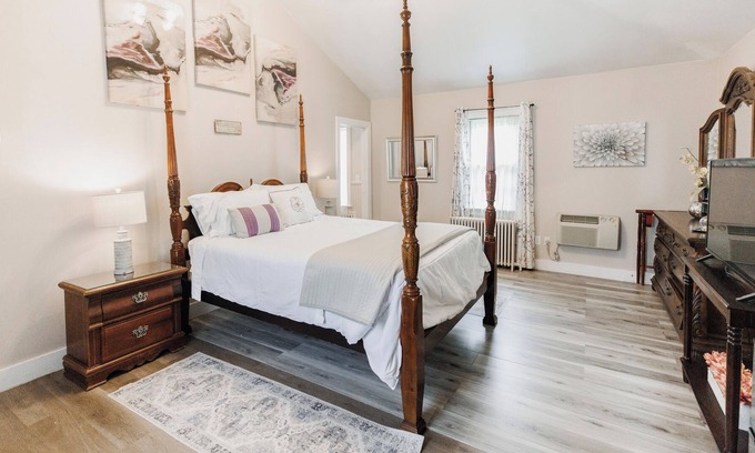 Middletown Cabaña | The Cottage- Private Room