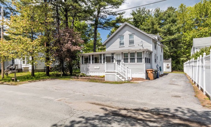 Ocean Park Cabaña | The cottage is located on a quiet dead end street, one block fr om the beautiful Kinney Shores beach