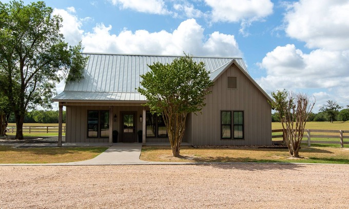 Ledbetter Casa | The Cottages at Turkey Creek - 'The Big Cottage' - Nueva granja cerca de Round Top