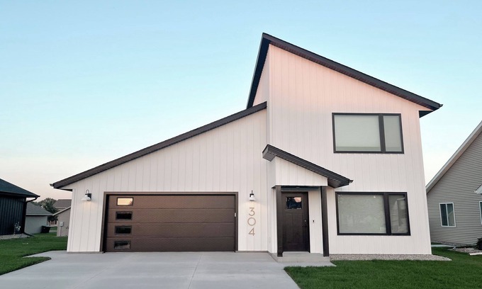 Mankato Casa | -The Cotton House- Modern, Clean, Close to MSU!