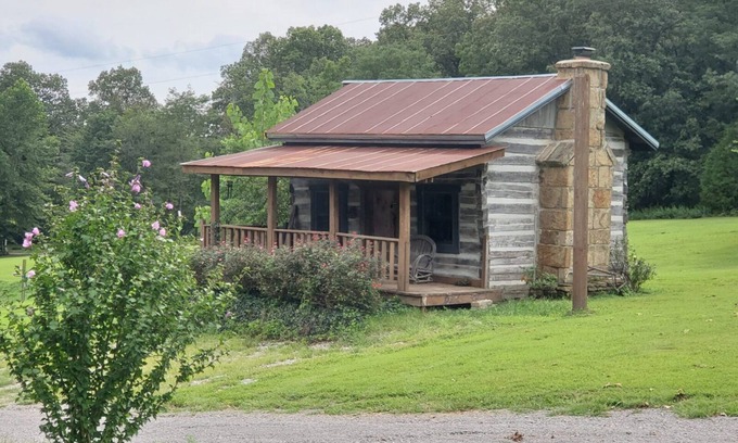 Hardin County Cabina | The Cottonwood cabin by Garden of the Gods in the Shawnee National Forest