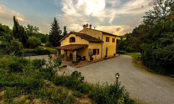 Empoli Casa | La casa de campo en el medio de un pequeño valey verde