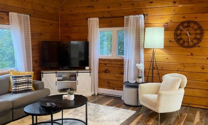 Ameliasburgh Casa | The County Chalet - 3 bdrm, 2 bath, games room