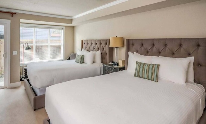 Downtown Cannon Beach Hotel | The Courtyard - Double Queen with Kitchenette at Cannon Beach Hotel Collection