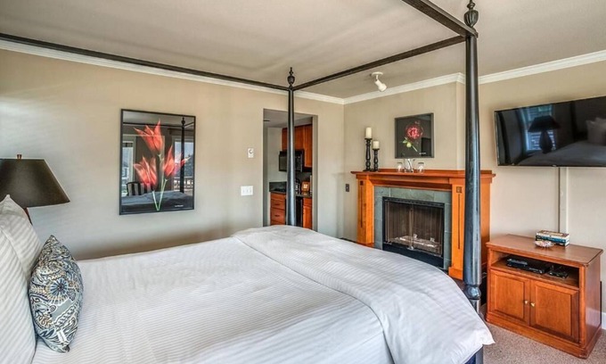 Downtown Cannon Beach Hotel | The Courtyard - Oceanview King Room with Free Parking and Beach Access!
