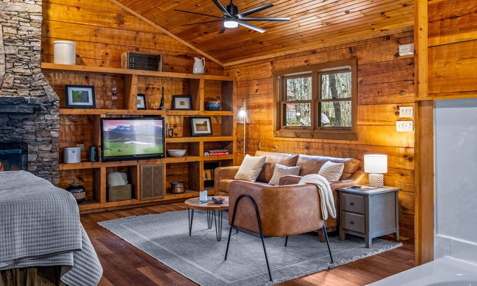 Townsend Cabina | The Cove: Nestled amongst huge boulders and trees - Pool and Fitness Access!