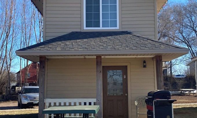Luverne Cabina | The Covered Porch Hideaway - Lakeside Tiny House Rental - Sleeps 4