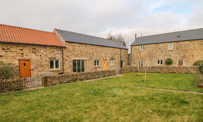 Marsh Lane Cabaña | THE COW SHED, family friendly, with hot tub in Marsh Lane