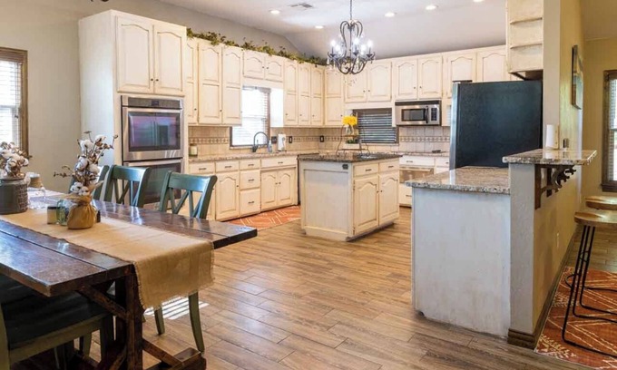 Noble County Casa | The Cowboy Family’s Retreat -15 min to Stillwater, 20 min Boone Pickens, & GIA