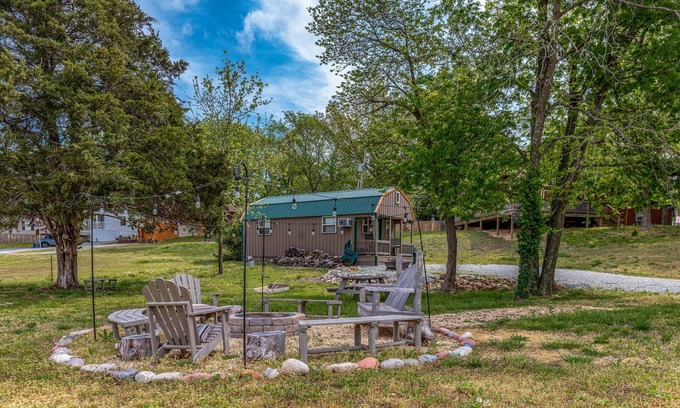 Grove Casa | The Cowskin Bunkhouse - Lakeview Getaway - perfect for fishermen/small families!