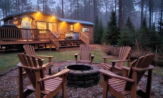Malone Cabina | The Cozy Bear w/ Hot Tub overlooking Mtn views!
