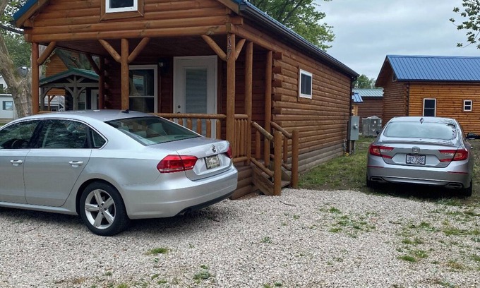 Ashtabula Cabina | The Cozy Cabin near Geneva on the Lake and Wineries!