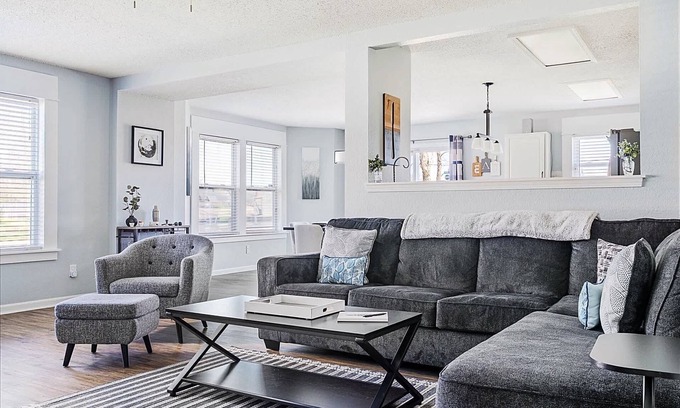 Brownsburg Casa | The Cozy Charcoal Cottage - w/Garage