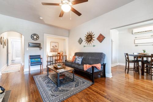 Chickasha Casa | The Cozy Chickasha, Fiber WIFI, Washer & Dryer, Near DT Chickasha & Leg Lamp!