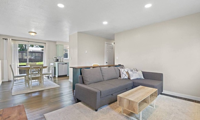 Nevada - Lidgerwood Casa | Cozy 2-bedroom Unit in awesome Spokane with WiFi