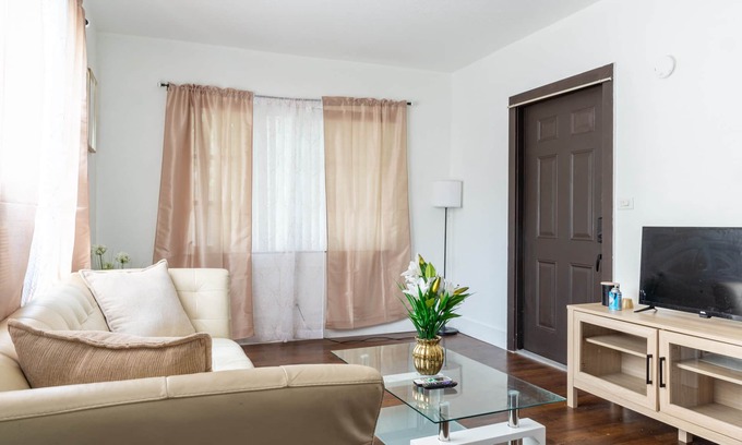 Biscayne Park Apartamento | The Cozy Corner Studio in Quiet, Vibrant Biscayne Park with AC, WiFi