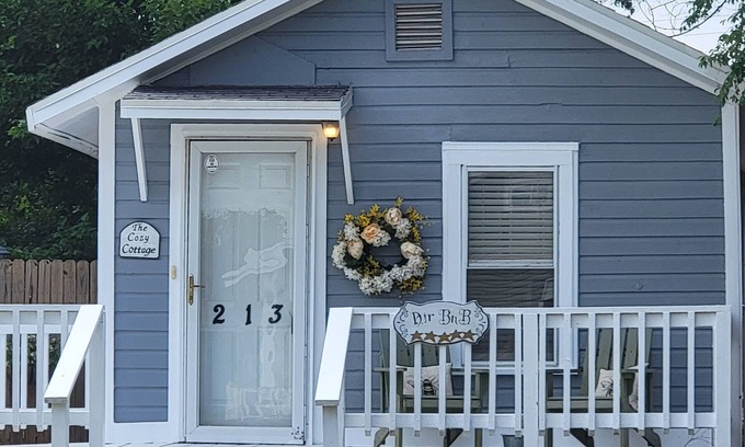 Post Casa | THE COZY COTTAGE, A Great place to hang your hat.