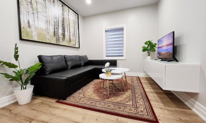 Downtown Apartamento | The Cozy Cove Modern King-Bedroom Full Apartment