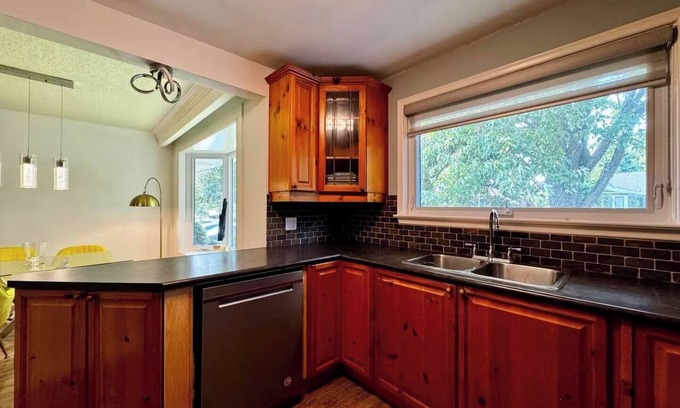 Richmond Hill Casa | The Cozy Crescent Comforts Stay